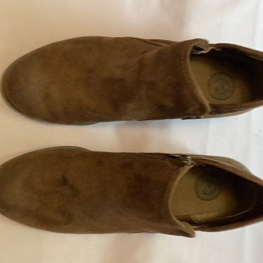 Ladies suede ankle boots.